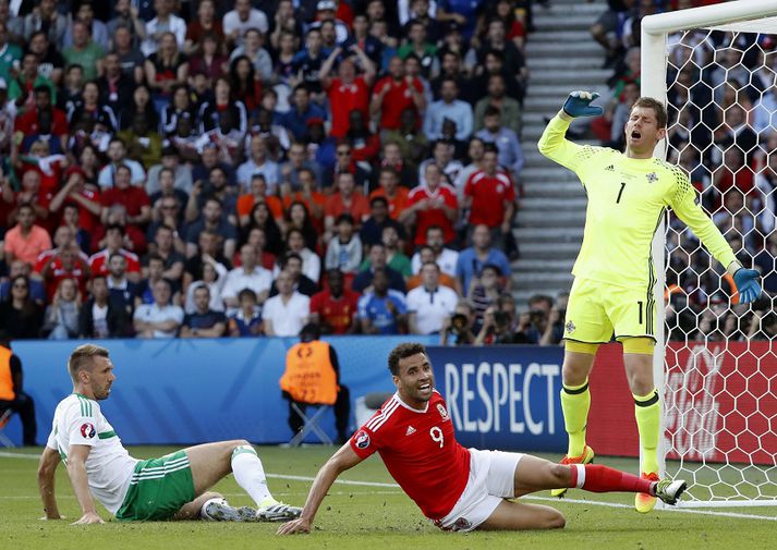 Skömmu eftir að boltinn hafnaði í netinu. Hal Robson-Kanu, framherji Wales, er himinlifandi en sömu sögu er ekki að segja af Gareth McAuley og Michael McGovern, leikmönnum N-Írlands.