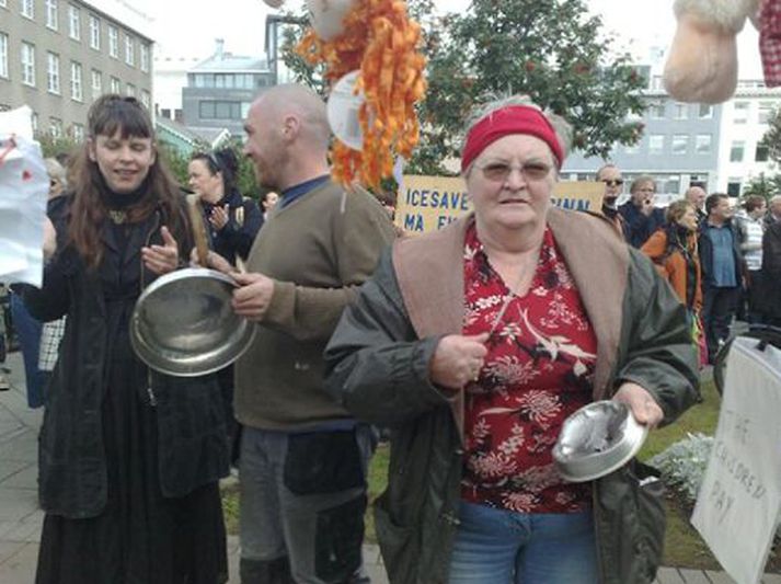 Birgitta Jónsdóttir, þingmaður Borgarahreyfingarinnar, lengst til vinstri.