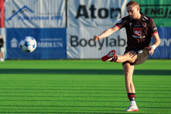 Helgi Guðjónsson skoraði úr umdeildri vítaspyrnu í sigri Víkings gegn Fram, 2-1.