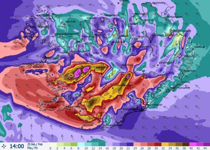 Nú er vaxandi suðaustanátt og má reikna með stormi eða roki þegar kemur fram á daginn með snjókomu í fyrstu.