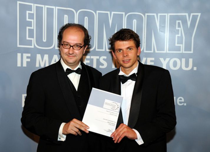 Páll Ólafsson, sérfræðingur hjá Kaupþingi í Lundúnum, tekur við viðurkenningunni frá Clive Horwood, ritstjóra Euromoney.