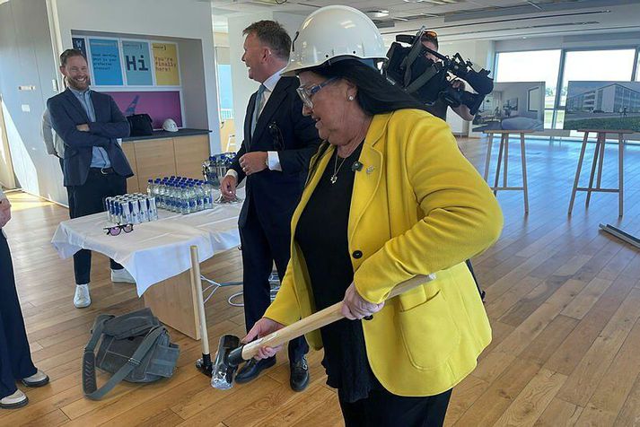 Inga Sæland mundaði sleggjuna í morgun og reif niður vegg.