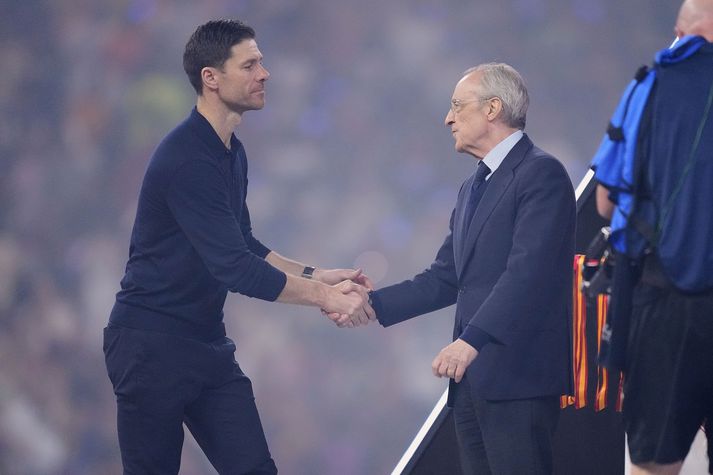 Xabi Alonso með Florentino Perez forseta Real Madrid eftir síðasta leik sinn sem þjálfari Real Madrid þar sem liðið tapaði á móti Barcelona í úrslitaleik spænska Ofurbikarsins.