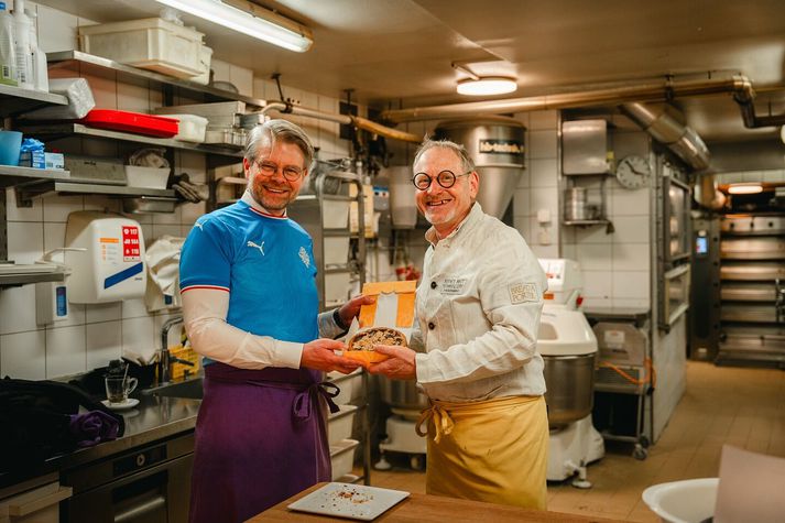 Einar Gunnarsson sendiherra Íslands í Sviss og bakari á Bread A Porter ánægðir með nýbökuðu hjónabandssæluna.