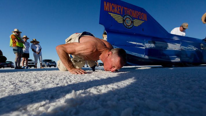 Danny Thompson fagnar hraðameti sínu með kossi á saltslétturnar í Bonneville.