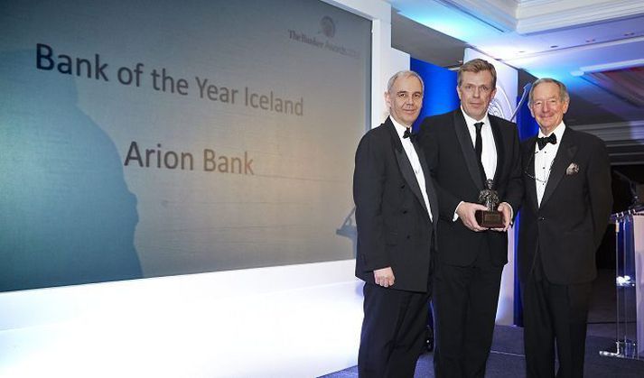 Höskuldur H. Ólafsson, bankastjóri Arion banka, tekur við viðurkenningu frá fulltrúum The Banker.