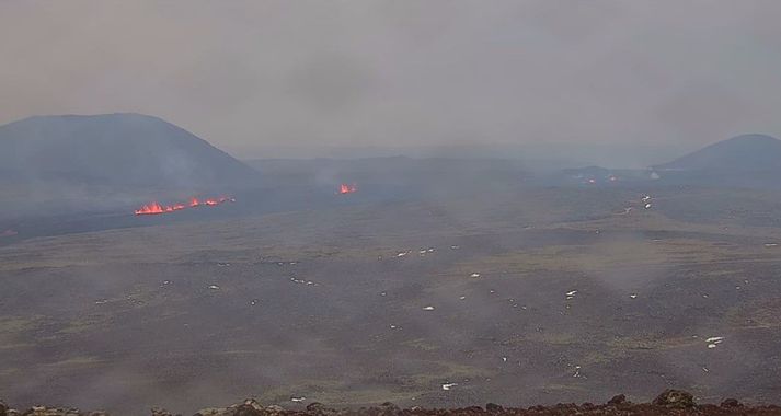 Gossprungan eins og hún var um klukkan 11 í dag. Til hægri á myndinni sést í Stóra-Skógfell en vinstra megin í Sýlingarfell. Virkasti hluti sprungunnar er austan við Sýlingarfell, en minni gosop norðar.