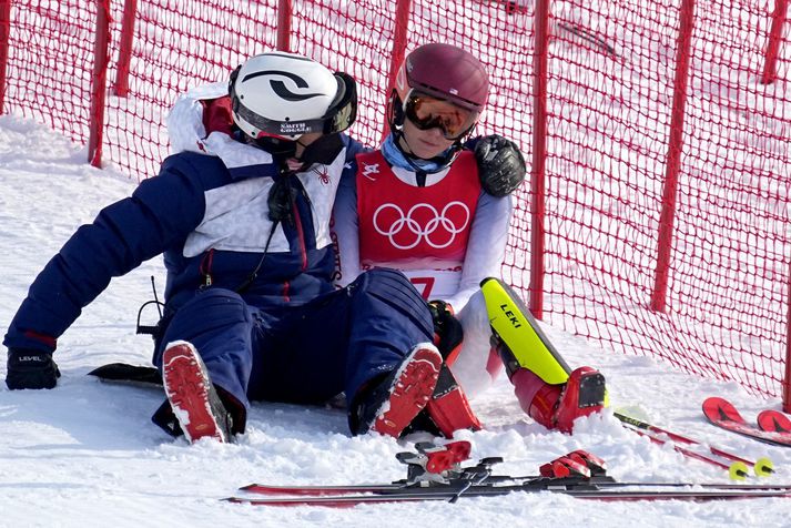 Starfsmarður bandaríska liðsins reynir að hughreysta Mikaelu Shiffrin eftir að hún hafði klúðrað annarri greininni í röð á Vetrarólympíuleikunum í Peking.