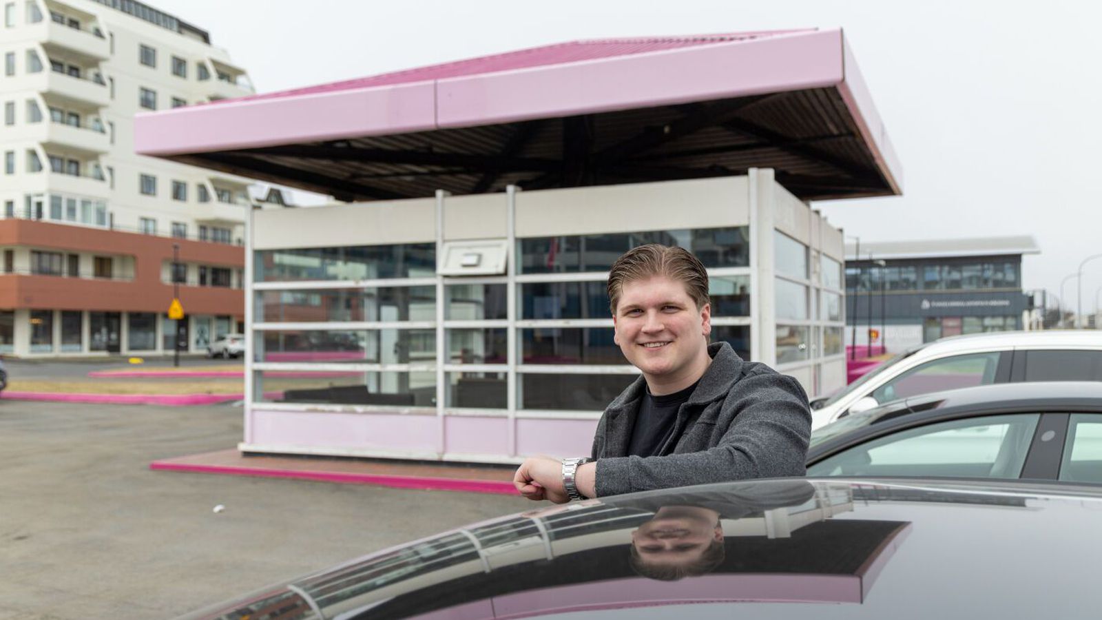 Yngsti bíla­sali landsins á láns­bíl frá mömmu