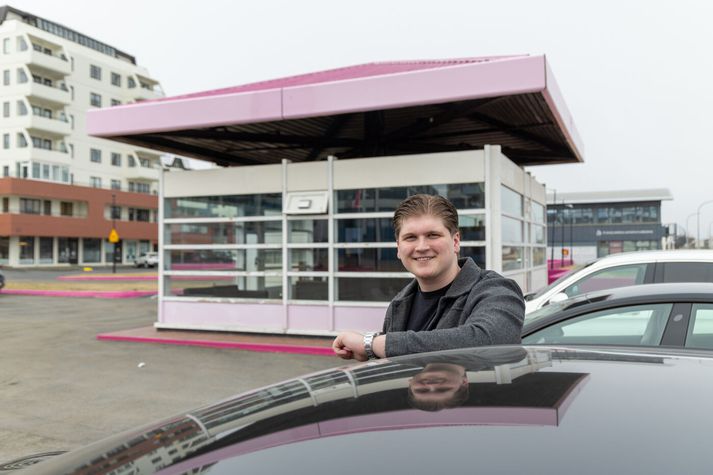 Teitur Árni byrjaði að flytja inn bíla þegar hann var í menntaskóla og hefur nú, nítján ára gamall, opnað Bílskúrinn Bílasölu og hlýtur, þar til annað kemur í ljós, að mega teljast yngsti bílasali landsins.