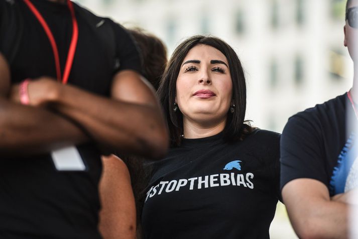 Laura Loomer er þekkt fyrir hatursfullar yfirlýsingar gegn múslimum og samsæriskernningar, meðal annars varðandi skotárásir í bandarískum skólum