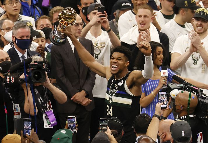 Giannis Antetokounmpo hefur titilvörn sína og Milwaukee Bucks í kvöld.