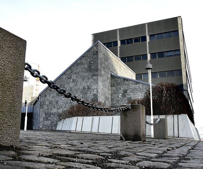 Auglýsing sem beint var til erlendra aðila þar sem óskað er eftir viðskiptum með íslenskar krónur vekur spurningar í Seðlabankanum.