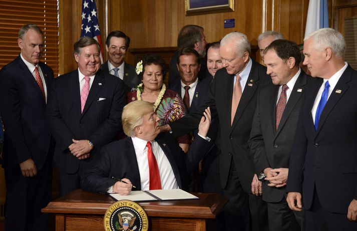 Donald Trump, forseti Bandaríkjanna, við undirskriftina í dag.