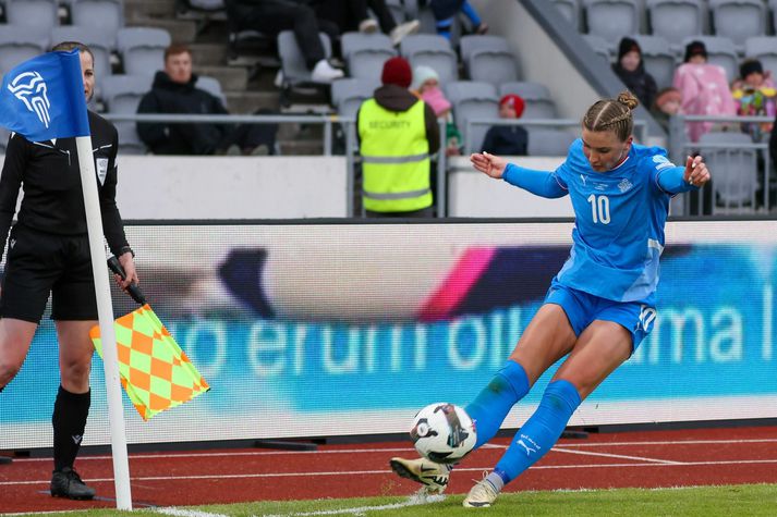 Karólína Lea í leik með íslenska landsliðinu.