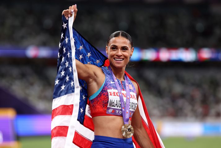 Sydney McLaughlin-Levrone fagnar hér gullverðlaunum sínum í 400 metra hlaupi á heimsmeistaramótinu í Tókýó á síðasta ári.