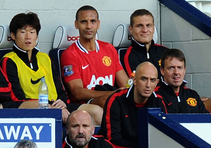 Ferdinand og Vidic sitja hér saman á bekknum.