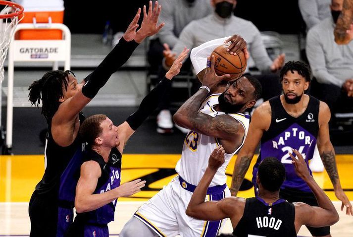 LeBron James í leiknum á móti Toronto Raptors í nótt en hann fór á heimavelli Los Angeles Lakers í Staples Center.