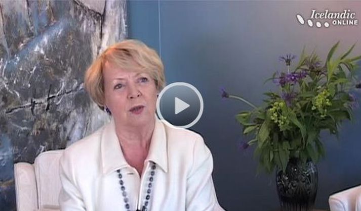 Frú Vigdís Finnbogadóttir segir erlendum íslenskunemum sögu sína í kennsluefni námskeiðsins.