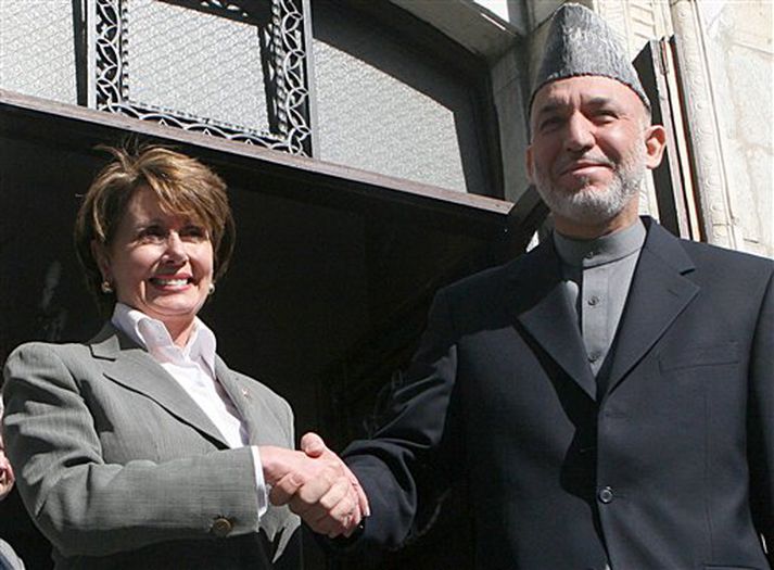 Hamid Karzai, forseti Afganistans, til hægri, ásamt Nancy Pelosi, forseta neðri deildar Bandaríkjaþings sem er í heimsókn í Afganistan.