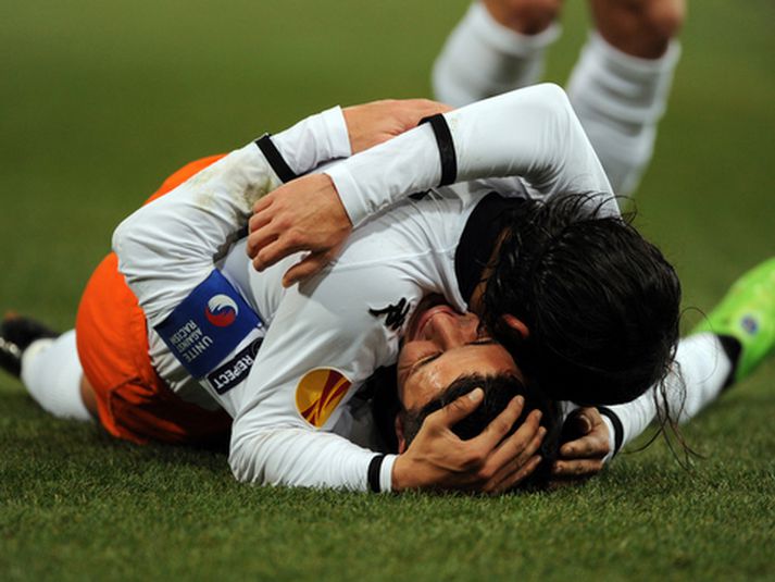 David Villa og Ever Banega fagna sigurmarki þess fyrrnefnda fyrir Valencia í kvöld.