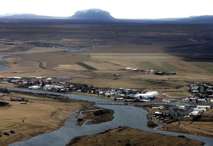 Sveitarstjórinn Ágúst Sigurðsson er með lögheimili í Kirkjubæ í Rangárþingi ytra.