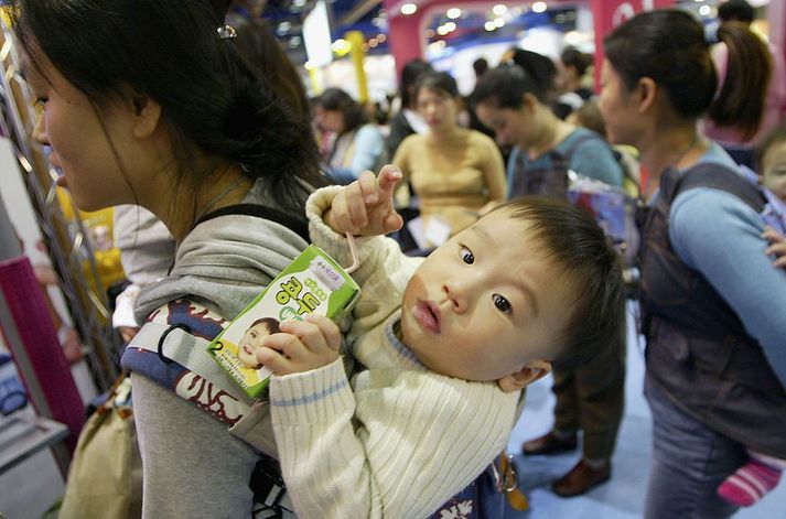 Sífellt færri pör í Japan og Suður-Kóreu velja að eignast börn, aðallega vegna kostnaðar og ástandsins á vinnumarkaði.