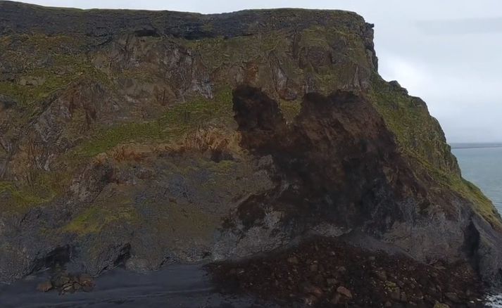 Á myndbandinu sést hversu mikið hefur fallið úr hlíðinni og greinilegt að mikið hefur gengið á.