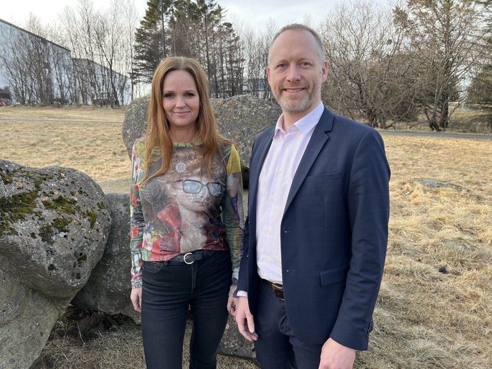 Íris Róbertsdóttir, bæjarstjóri Vestmannaeyjabæjar, og Guðmundur Ingi Guðbrandsson, félags- og vinnumarkaðsráðherra.