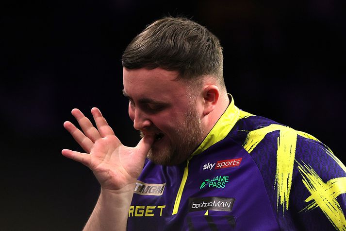 Luke Littler klikkaði á heimavelli sínum í Manchester og var mjög pirraður.