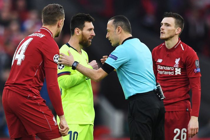 Lionel Messi talar við tyrkneska dómarann Cuneyt Cakir í eftirminnilegum leik á Anfield árið 2019.