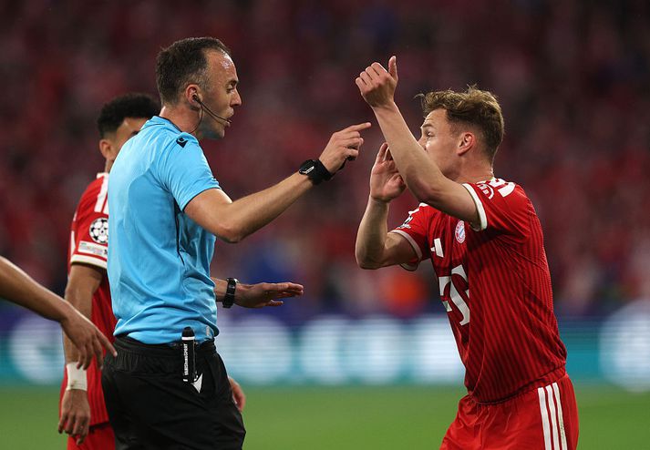 Joshua Kimmich reynir að sannfæra dómarann Joao Pinheiro en án árangurs.