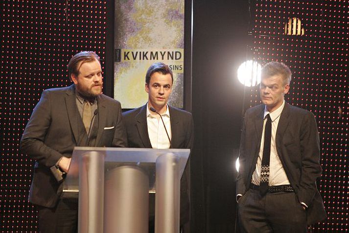 Þórir Snær og Skúli Malmquist frá ZikZak tóku við Eddunni fyrir kvikmynd ársins ásamt leikstjóranum Árna Ólafi Ásgeirssyni. Fréttablaðið/Daníel