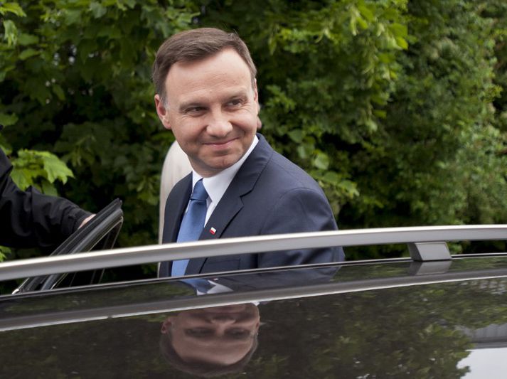 Andrzej Duda er andvígur fóstureyðingum, glasameðferðum og hjónaböndum samkynhneigðra. Hann sækir helst stuðning í austurhluta landsins, nærri landamærunum að Úkraínu.