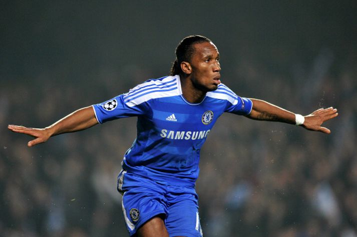 Didier Drogba fór á kostum í liði Chelsea í gær þegar liðið tryggði sér 4-1 sigur gegn Napólí í 16-liða úrslitum Meistaradeildarinnar.
