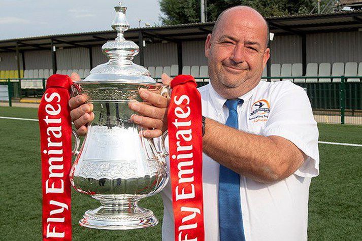 Enski bikarinn í höndum  Malcolm Clements hjá Yaxley FC. Myndin tengist fréttinni þó ekki beint.