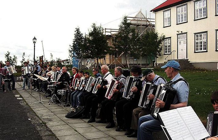 Harmonikutónar úr hverju skúmaskoti Félagar úr Harmonikufélaginu Hljómi halda uppi fjörinu á Árbæjarsafni.