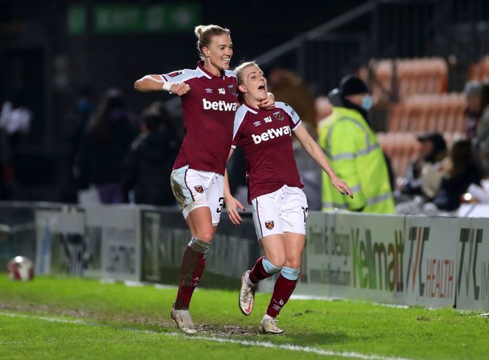 Dagný Brynjarsdóttir og Kate Longhurst fagna jöfnunarmarki gegn Tottenham eftir að West Ham hafði verið manni færra í rúman hálftíma, í deildarleik 16. janúar.