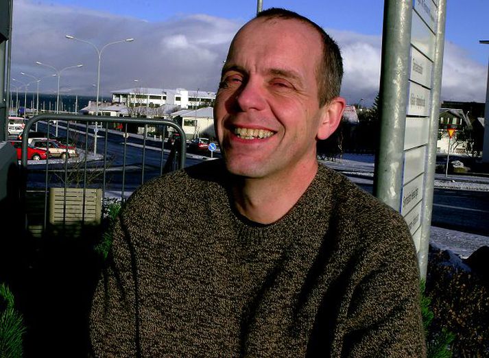 Gísli Ásgeirsson. Þýðandinn og faðir hans hafa komist að ættartengslum Bólu-Hjálmars og klámbræðranna Scott og Grant Hjorleifsona.
