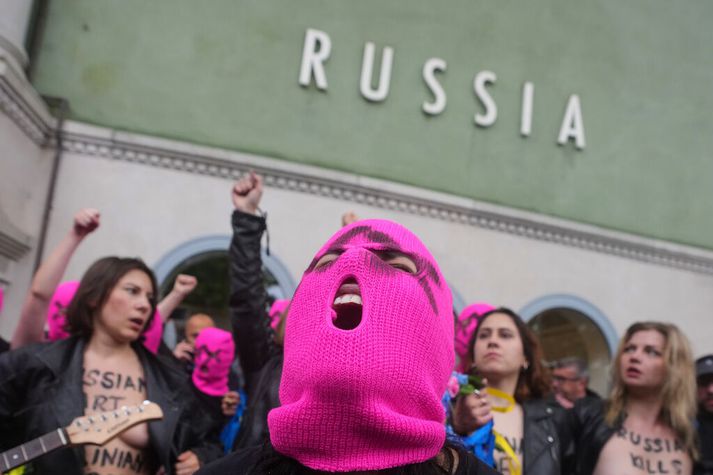 Frá mótmælum Pussy Riot og FEMEN við rússneska skálann á Feneyjatvíæringnum í morgun.