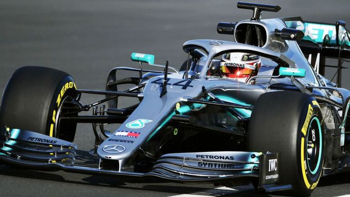 Nýr bíll Mercedes er í öruggum höndum Lewis Hamilton