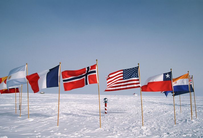 Fáni nokkurra ríkja við suðurpólinn. Bandaríkjamenn hafa stundað hitamælingar þar frá 1957.