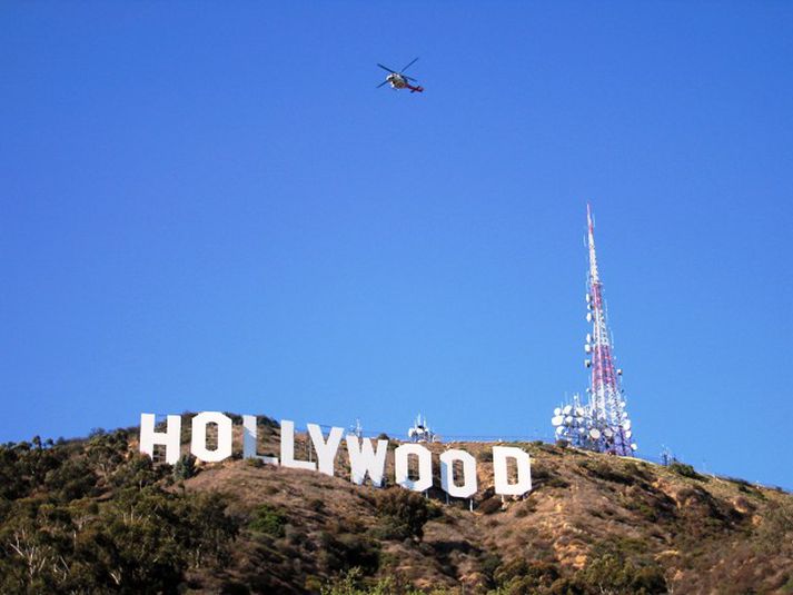 Slökkviliðsþyrla sveimar yfir skiltinu