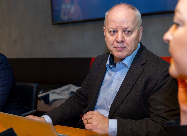 Stefán Eiríksson útvarpsstjóri tilkynnti stjórn Ríkisútvarpsins að hann hefði tekið ákvörðun um að Ísland yrði ekki með í Eurovision.