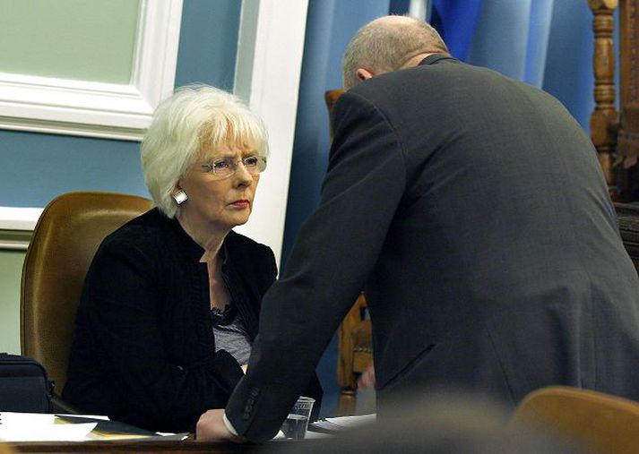 Málin rædd. Steingrímur J. Sigfússon og Jóhanna Sigurðardóttir stinga saman nefjum í þinginu. Að þeirra undirlagi er vikið frá hálfrar aldar hefð um að góð pólitísk sátt sé um breytingar á stjórnarskrá. fréttablaðið/gva
