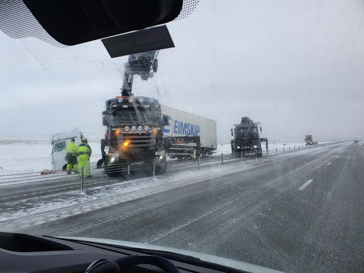 Verið er að vinna að því að koma bílnum aftur upp á veginn.