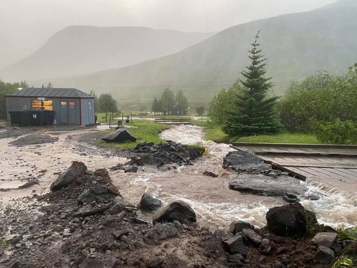 Mikið vatn flæddi úr ánni.