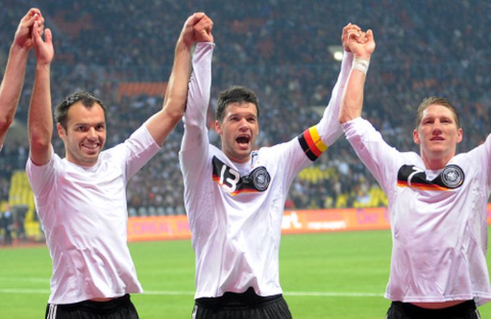 Michael Ballack og félagar í þýska landsliðinu fagna í leikslok í dag.