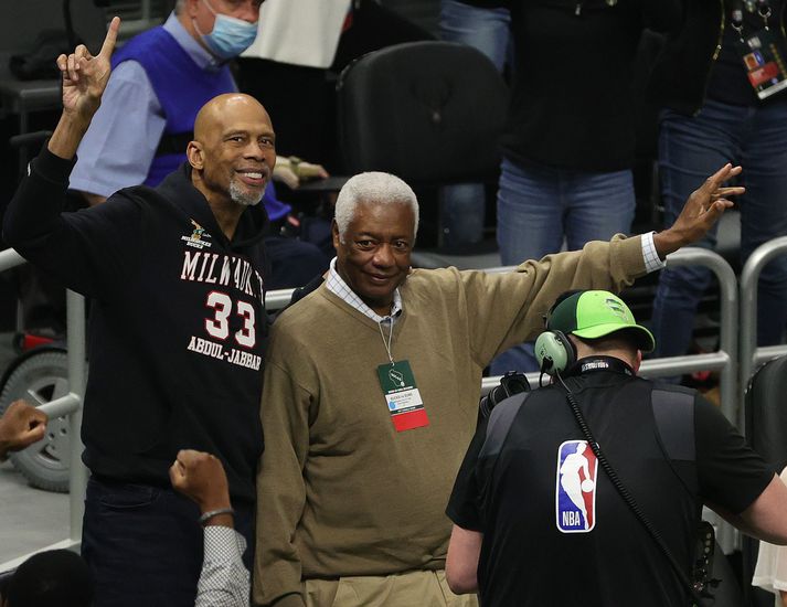 Kareem Abdul-Jabbar og Oscar Robertson veifa til áhorfenda á leik Milwaukee Bucks og Phoenix Suns í Fiserv Forum í nótt.