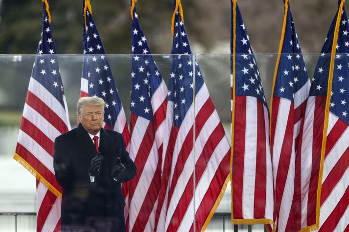 Trump stendur hér frammi fyrir hópi stuðningsmanna sinna í Washingtonborg þann 6. janúar síðastliðinn. Seinna sama dag réðst hópur stuðningsmanna hans inn í þinghúsið. Trump er ákærður fyrir meinta aðkomu sína að árásinni.